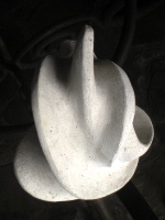 Escultura en m&aacute;rmol: "Cercan&iacute;a y Soliidaridad"